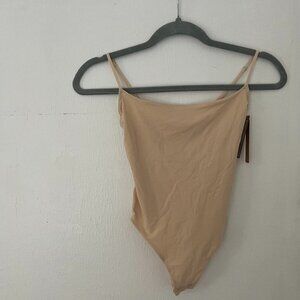 NWT - SKIMS FITS EVERYBODY CAMI BODYSUIT - SAND